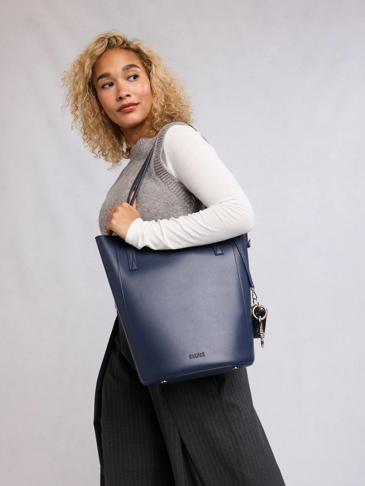 Haven 14" Laptop Bucket Bag - Image 33