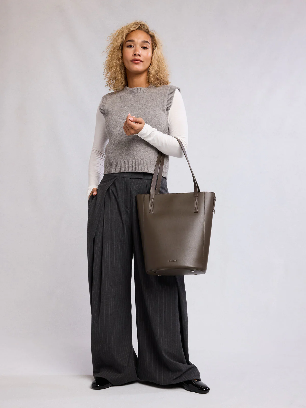 Haven 14" Laptop Bucket Bag - Image 38