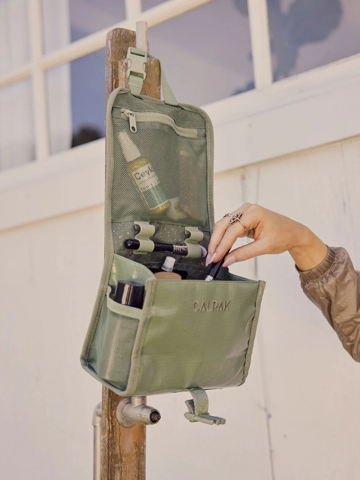 Terra Hanging Toiletry Bag - Image 16